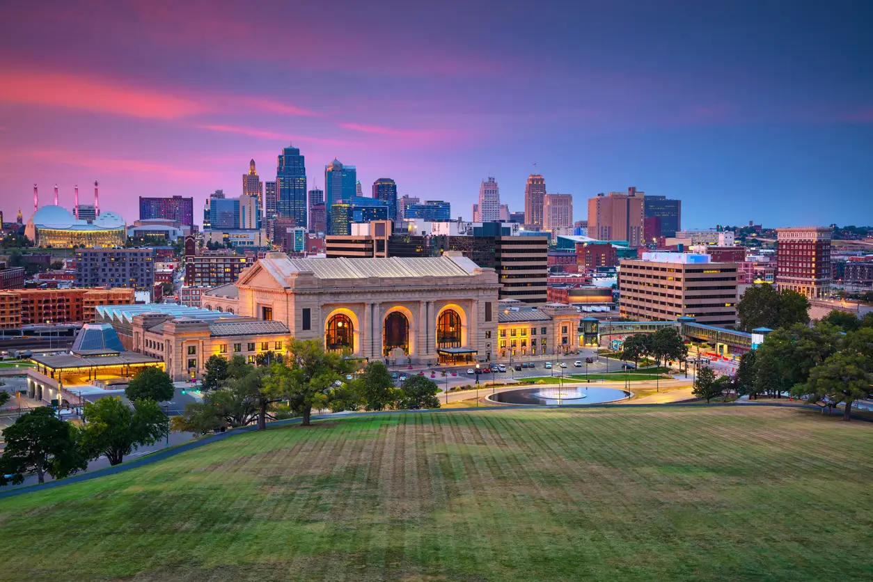 Twilight view of Kansas City skyline showing prominent buildings and a vibrant sky, highlighting Arrowhead Stadium, a venue in the World Cup Cities Map.
