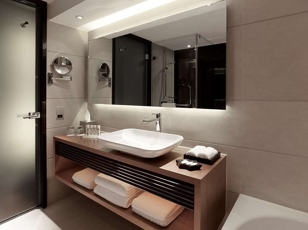 Luxury bathroom at the Park Plaza Westminster Bridge, featuring modern fixtures and stylish decor, ideal for visitors attending Wimbledon in London.