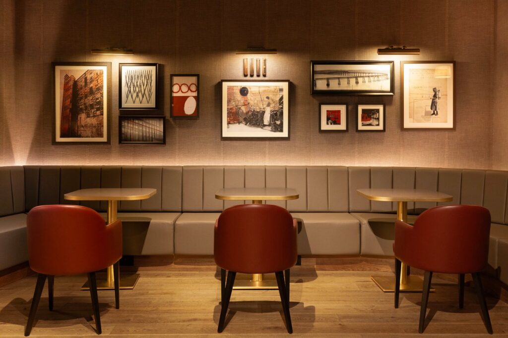 Hotel Dundee enjoy relaxing drinks