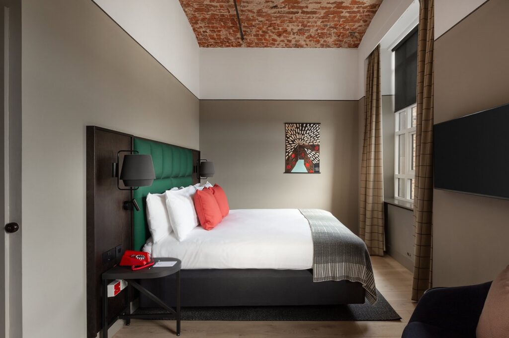 Hotel Dundee king bed