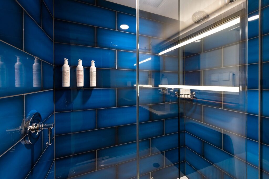 Le Meridien Essex Chicago Guest Bathroom