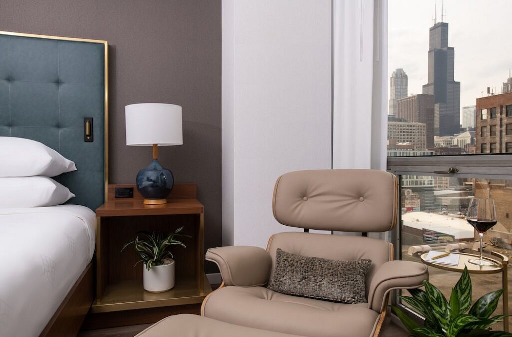 Le Meridien Essex Chicago Room