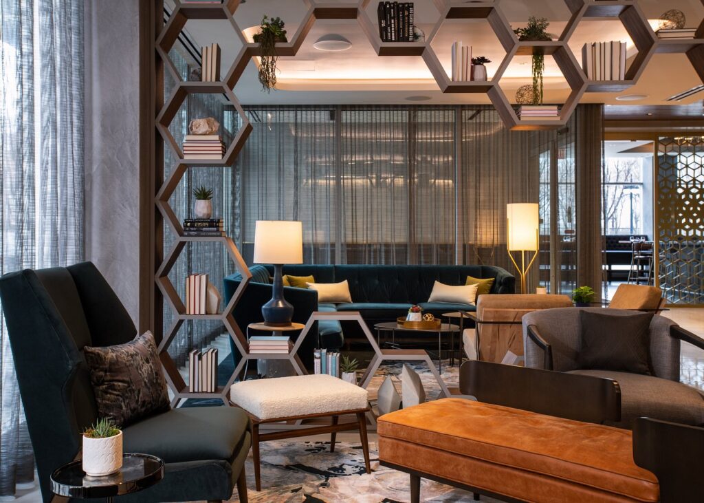 Le Meridien Essex Chicago lounge
